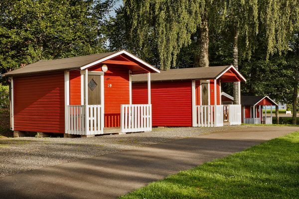 Röda och vita campingstugor