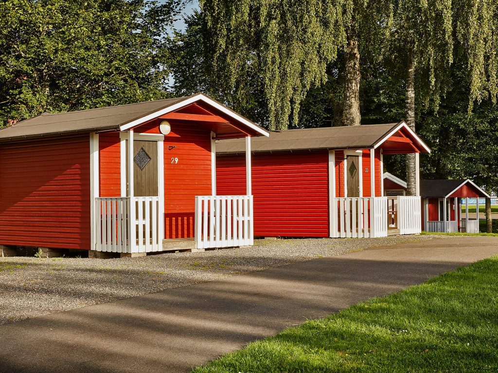 Röda och vita campingstugor