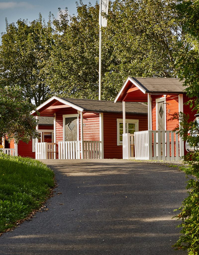 Röda och vita campingstugor