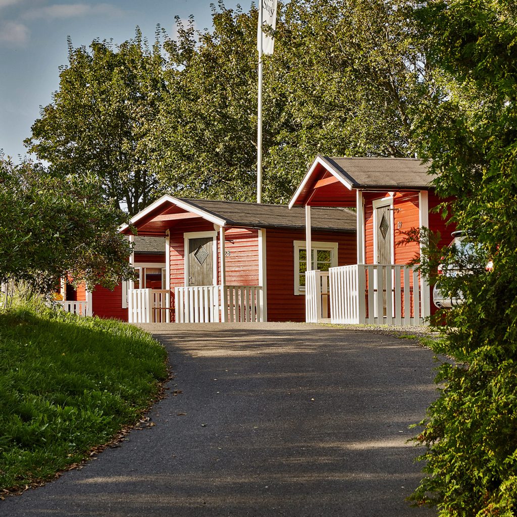 Röda och vita campingstugor
