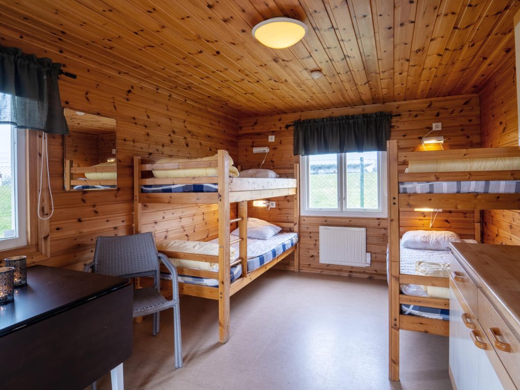 Stuginteriör med våningssängar och bord